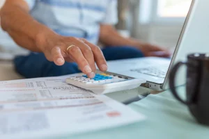 Trabajador revisando el cálculo de gratificación legal Chile en su liquidación de sueldo